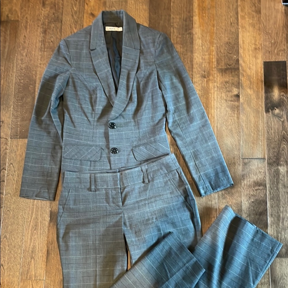 Ricki’s Women’s 2 piece Size 4 Matching Charcoal Grey Suit Blazer and Pants